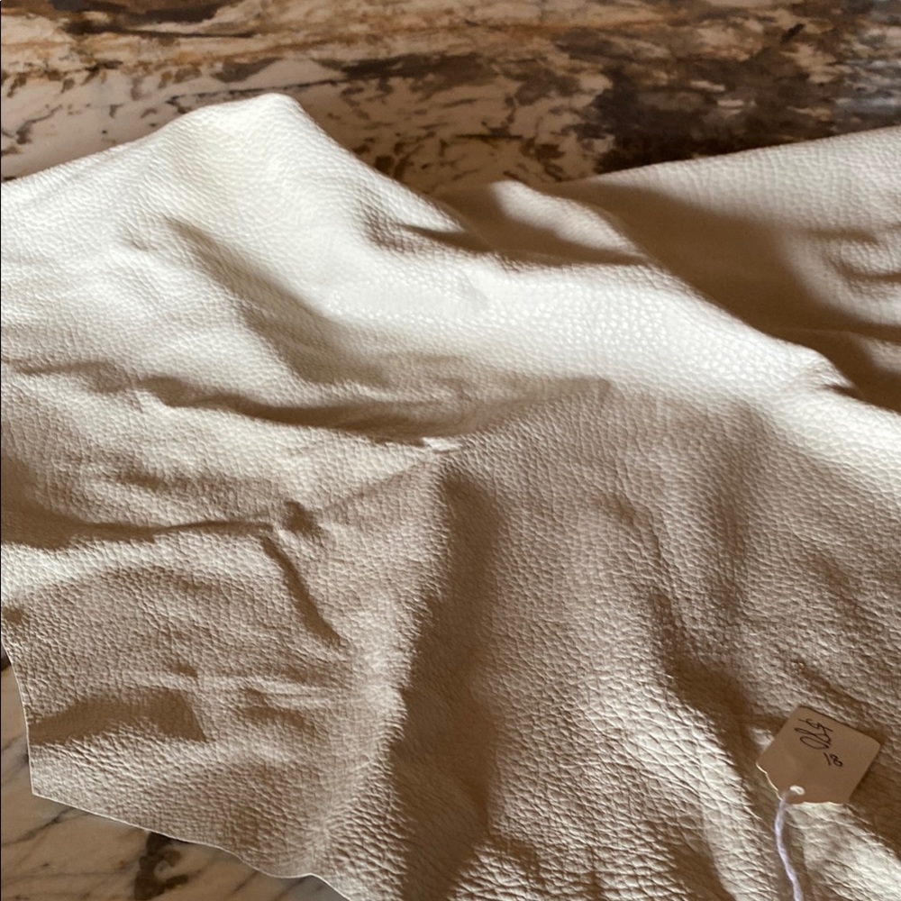 Luxurious textured cream colored sheepskin hide. - Picture 7 of 8